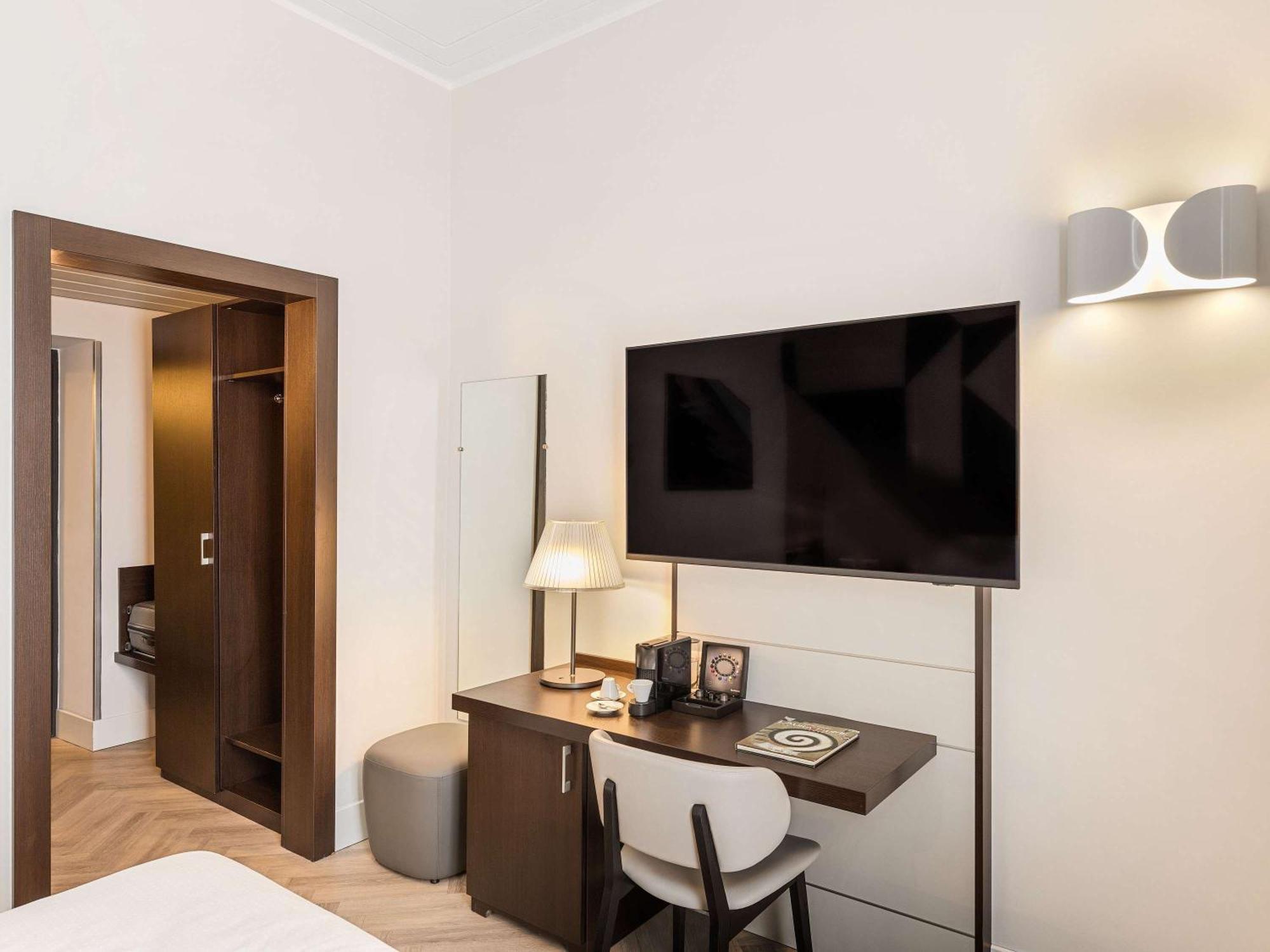 Mercure Napoli Centro Angioino Nápoles Exterior foto